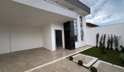 CASA MODERNA PISCINA, LADO PRAIA Á VENDA EM ITANHAÉM/SP.