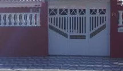 Linda casa localizada no Campos Elísios - em rua calçada, possui piscina com cascata