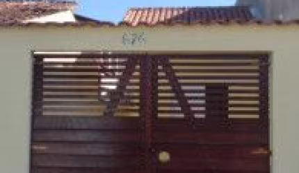 Linda casa localizada no bairro Nova Itanhaém - em rua calçada