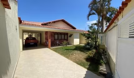 Excelente casa localizada no bairro Jardim Suarão - lado praia