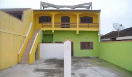 Excelente casa sobreposta (parte de cima) localizada no bairro Suarão.