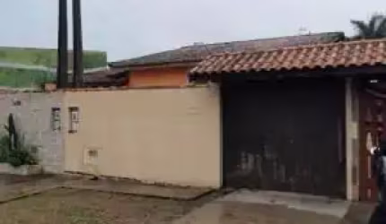 Casa localizada no bairro Jardim Regina - lado praia