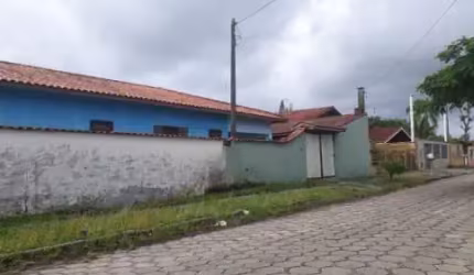 Casa localizada no Balneário São Jorge - lado praia, em rua calçada.