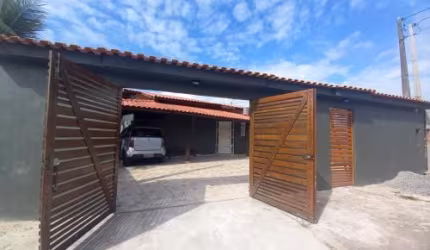 Belíssima casa localizada no bairro Jardim das Palmeiras - lado praia, em rua calçada.