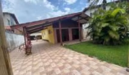 Linda casa localizada no bairro Palmeiras - lado praia, ficando à uma quadra do mar.