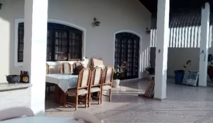 Excelente casa localizada no bairro Jardim Regina - lado praia.