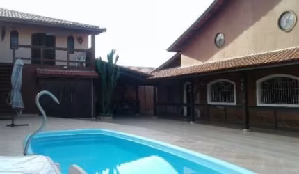 Excelente casa localizada no bairro Jardim Palmeiras  - lado praia, em rua calçada.