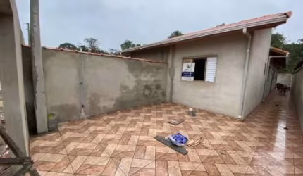 Excelente casa localizada no bairro Savoy - com piscina e churrasqueira.