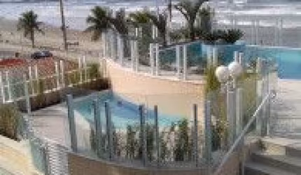 Belíssimo apartamento localizado na Praia dos Sonhos - de frente ao mar rua pavimentada. Possui varanda gourmet com churrasqueira, área de lazer composta por piscina, brinquedoteca, salão de festas, s