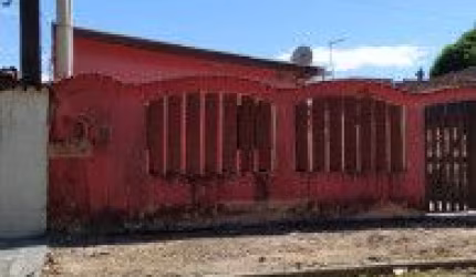Casa localizada no bairro Balneário Gaivota - lado praia em rua calçada .