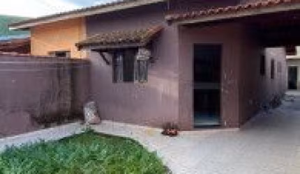 Excelente casa localizada no bairro Jardim Regina - lado praia em rua calçada, possui edícula nos fundos.