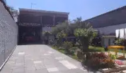 Excelente casa localizada no Jardim Regina - rua calçada, possui lavandeira, churrasqueira, varanda, jardim e possui espaço para piscina