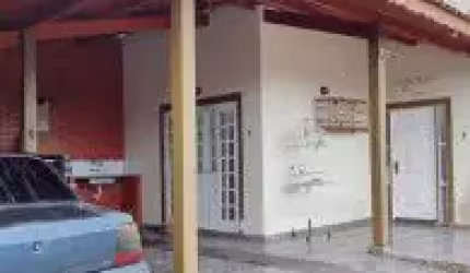 Casa linda à uma quadra do mar no Jardim Regina, em Itanhaém - rua calçada.