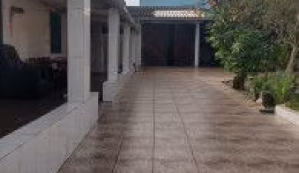 Excelente casa localizada no bairro Belas Artes - lado praia, rua calçada.