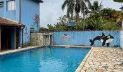 Belíssima casa localizada no bairro Balneário Gaivota, em Itanhaém - lado praia, rua calçada.