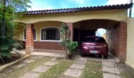 Excelente casa localizada no bairro Jardim das Palmeiras, em Itanhaém.