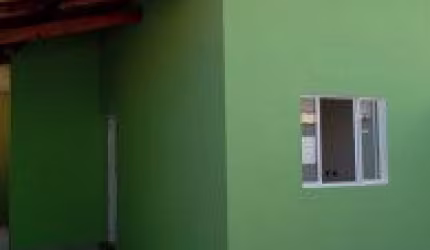 Belíssima casa localizada no bairro Jardim Jamaica - lado praia, possui churrasqueira e piscina.
