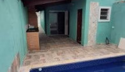 Excelente casa localizada no bairro Jardim Santa Julia - lado praia, rua calçada.