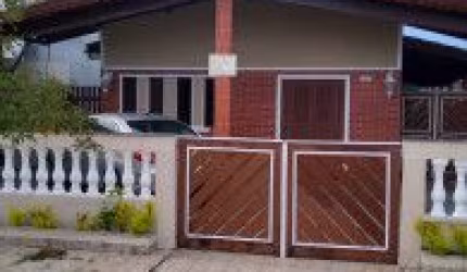 Belíssima casa localizada no bairro Balneário Josedy, em Peruíbe - lado praia, em rua calçada.