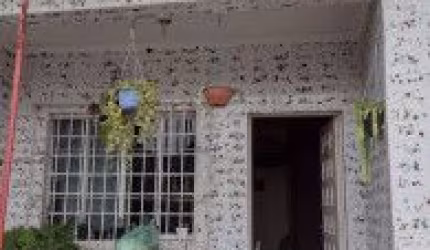 Casa localizada no bairro Jardim Praia Grande, em Mongaguá - lado praia em rua calçada.