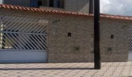 Casa excelente localizada no bairro Balneário Gaivota - lado praia, em rua calçada.