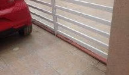 Casa excelente localizada no bairro Tupy, em Itanhaém - lado praia, em rua calçada.
