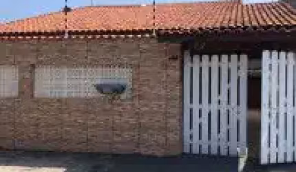 Linda casa localizada no bairro Luizamar Mirim, em Itanhaém - lado praia, em rua calçada.