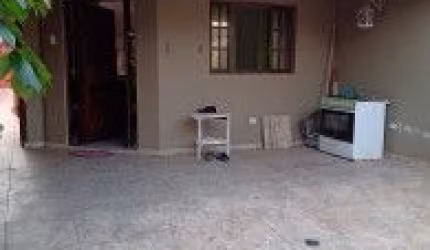 Casa no Jardim Grandesp, em Itanhaém - localizada no lado praia, possui churrasqueira.