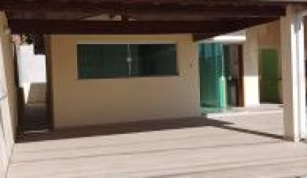 Belíssima casa no Balneário Três Marias, em Peruíbe - lado praia, possui piscina, área gourmet com churrasqueira e lavandeira.