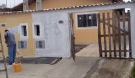 Excelente casa localizada no Jardim Umuarama, em Itanhaém - em rua calçada, possui espaço para piscina.