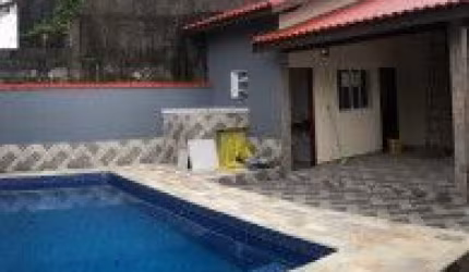 Casa Nova no Jardim Regina, em Itanhaém - lado praia, em rua calçada, possui sala 02 ambientes, gramado na frente, ducha externa, piscina, 01 cômodo externo, área gourmet com churrasqueira