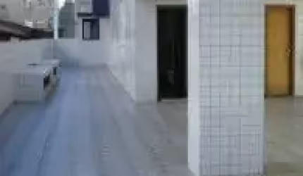 Excelente apartamento localizado no bairro Guilhermina, em Praia Grande - lado praia, possui sacada, salão de festas e de jogos, elevador para deficiente.