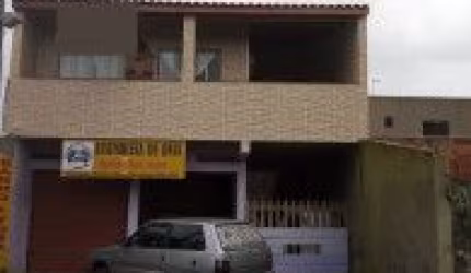 Casa com salão comercial no Jardim Caraminguava, em Peruíbe - lado praia, em rua calçada, possui salão comercial.