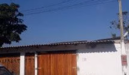 Casa localizada na Estância Pérola Negra, em Peruíbe - lado praia, possui espaço para piscina, churrasqueira.