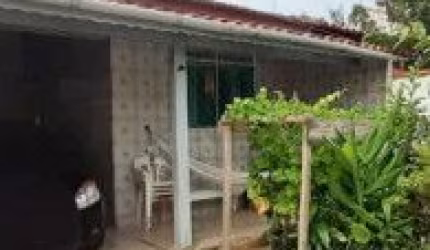 Excelente casa no Parque D´Ville, em Peruíbe - lado praia, em rua calçada.