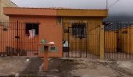 Excelente casa localizada no Jardim Veneza, em Peruíbe - lado praia em rua calçada.