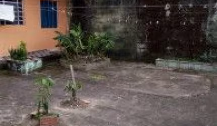 Excelente casa localizada no bairro Jardim Ribamar, em Peruíbe - lado praia, em rua calçada.