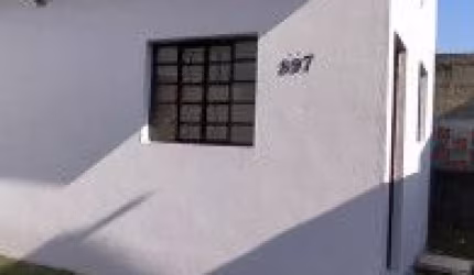 Casa localizada no bairro Balneário Gaivota, em Itanhaém - lado praia, em rua calçada.