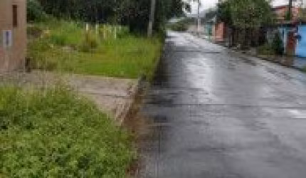 Terreno na Estância dos Eucaliptos, em Peruíbe, localizado no lado praia, em rua calçada. Terreno próximo a comércios, escolas e acesso fácil á rodovia.