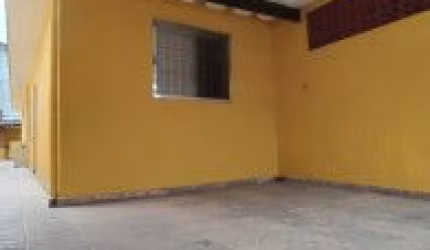 Ótima casa no Balneário Gaivota em Itanhaém - lado praia, em rua calçada. Possui lavanderia coberta, poço semi-artesiano e churrasqueira .
