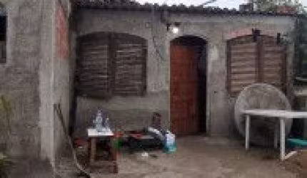Casa localizada no bairro Palmeiras 2 em Itanhaém - lado serra à 50 metros da rodovia em rua de terra