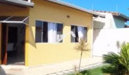 Excelente casa no Jardim Regina, em Itanhaém- lado praia em rua calçada.