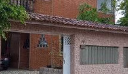 Casa no Jardim Belas Artes em Itanhaém, localizada no lado praia em rua calçada.