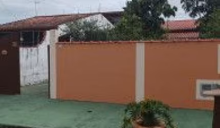 Excelente casa localizada no bairro Bopiranga, em Itanhaém - lado praia, possui espaço p/ piscina, churrasqueira e jardim.