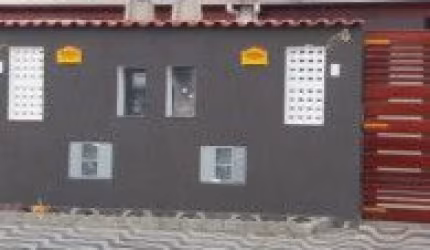 Excelente casa no bairro Savoy em Itanhaém, localizado lado serra em rua calçada. Possui churrasqueira, ducha de praia e piscina.