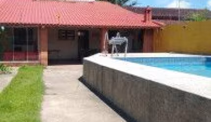Ótima casa no bairro Balneário Gaivota, em Itanhaém - lado praia em rua calçada.