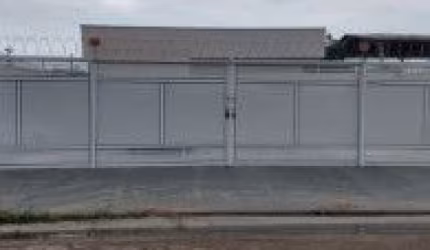 Excelente casa em condomínio no bairro Umuarama, em Itanhaém - lado serra em rua calçada.