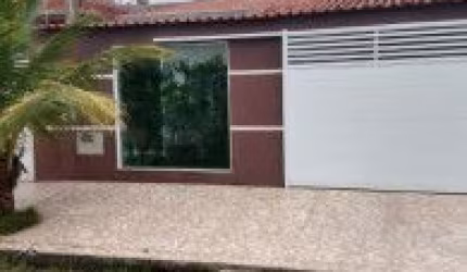 Ótima casa no bairro Nova Peruíbe, em Peruíbe - lado praia em rua calçada.
