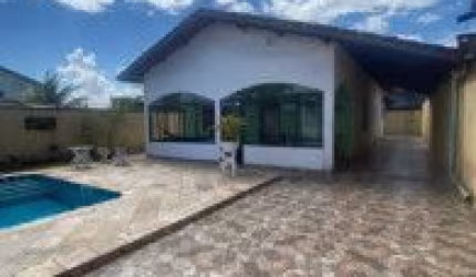 Ótima casa localizada no bairro Cibratel 2, em Itanhaém - ficando lado praia em rua de calçada.