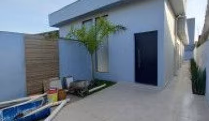 Excelente casa no bairro São Fernando, em Itanhaém - localizada lado praia em rua calçada.